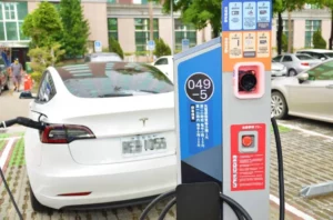 台南增設12個公共「智慧充電停車格」 ，電動車隨停隨充超便民，預計明年4月底前完成60個